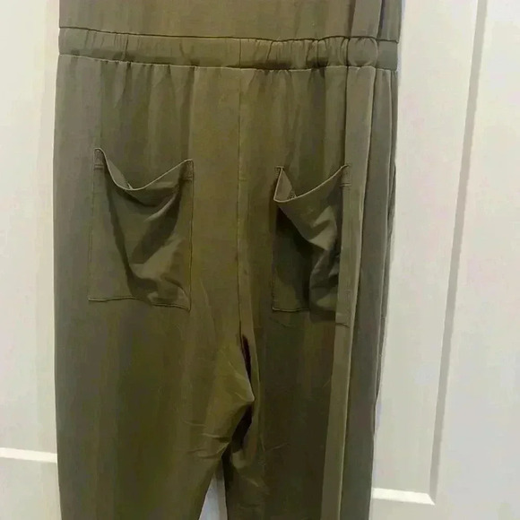 Heartloom army green jumpsuit size medium. In perfect condition! - Picture 12 of 13